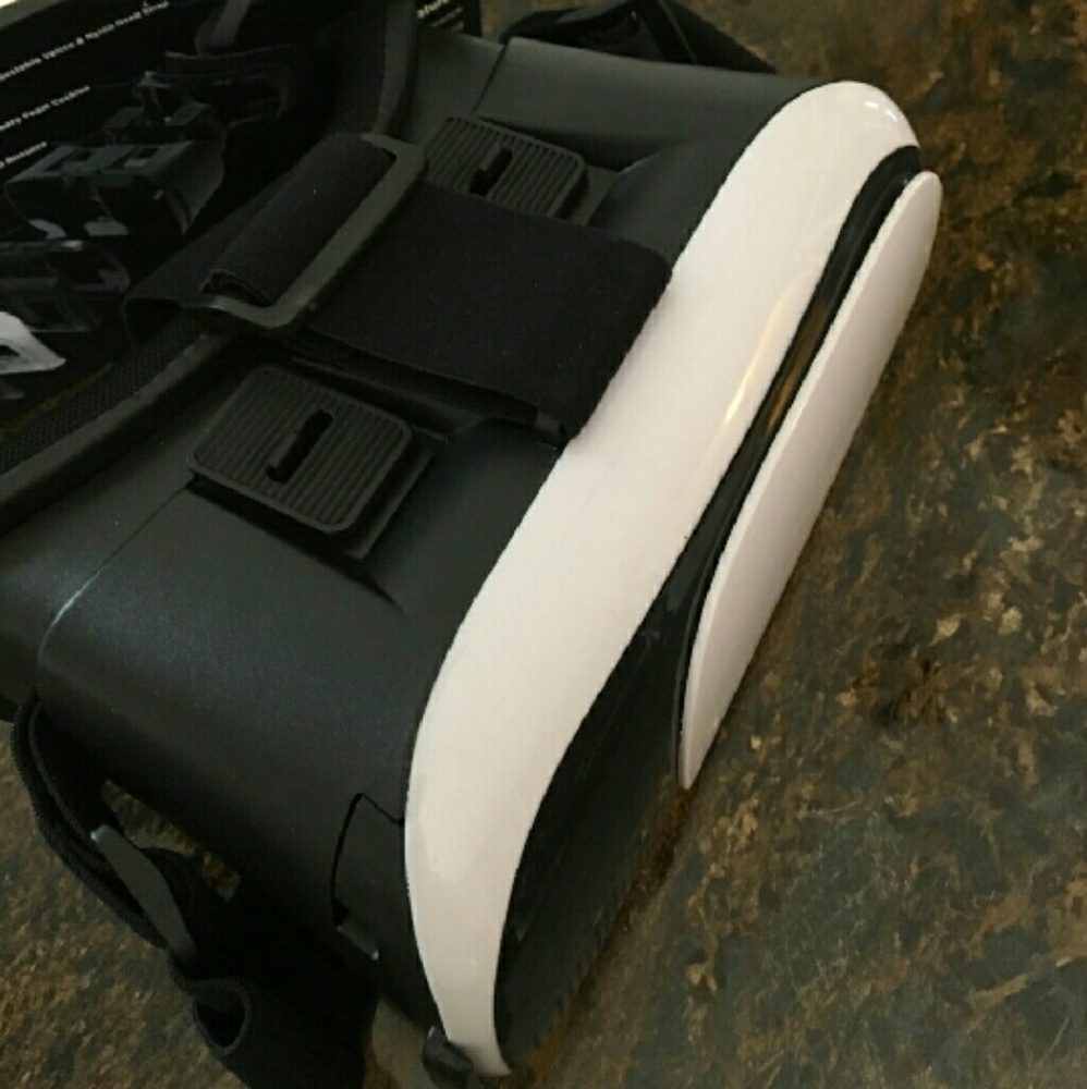 Virtual Reality Goggles... - Picture 4 of 6